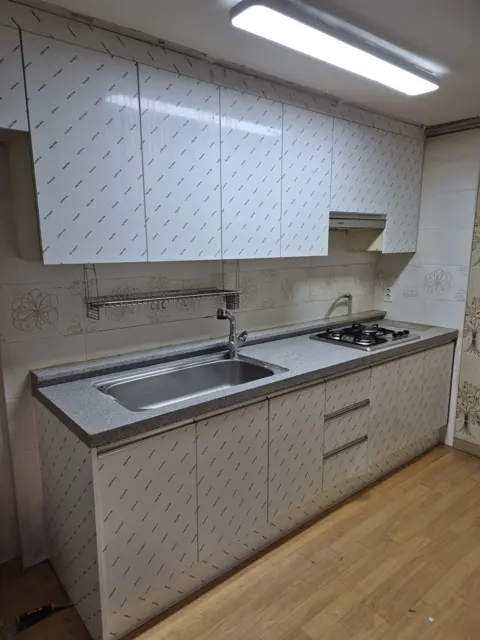 새 문짝 단 뒤 — 오래된 싱크대 문짝 교체