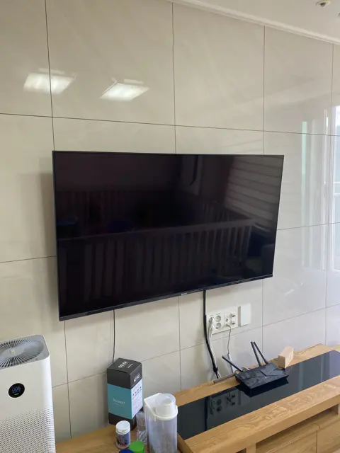 작업 전 · 벽에 걸린 TV — 깨진 아트월 타일 교체 (갖고 계시던 여분 타일로)