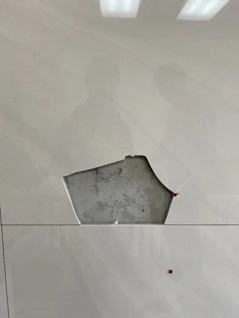 금 간 타일 깨서 떼는 중 — 깨진 아트월 타일 교체 (갖고 계시던 여분 타일로)