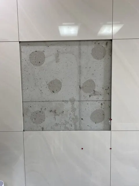 타일 떼어낸 자리 — 깨진 아트월 타일 교체 (갖고 계시던 여분 타일로)