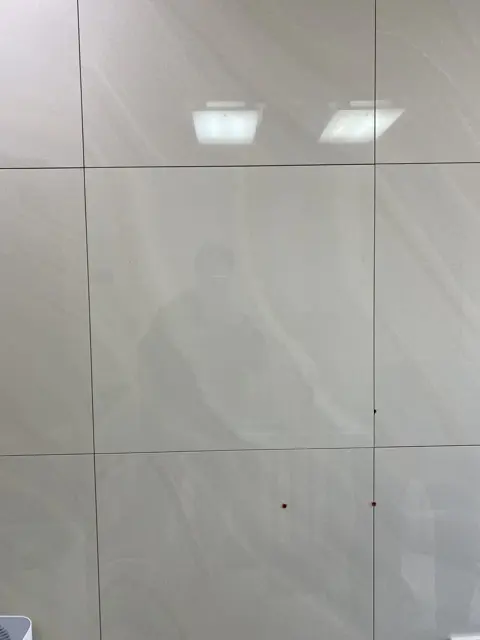 여분 타일로 바꾼 뒤 — 깨진 아트월 타일 교체 (갖고 계시던 여분 타일로)