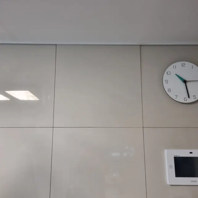 작업 전 · 타일 자리 — 떨어진 아트월 타일 다시 붙이기