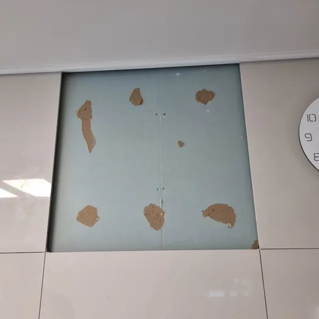 타일 뗀 자리 · 벽에 남은 접착제 — 떨어진 아트월 타일 다시 붙이기