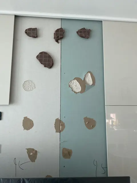 묵은 접착제 가까이 — 떨어진 아트월 타일 재부착