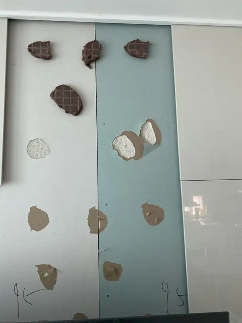 묵은 접착제 가까이 — 떨어진 아트월 타일 재부착