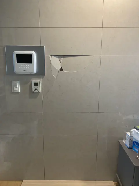 작업 전 · 부딪혀 깨진 타일 — 물건에 부딪혀 깨진 아트월 타일 교체