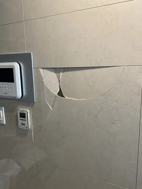 작업 전 · 부딪혀 깨진 타일 — 물건에 부딪혀 깨진 아트월 타일 교체