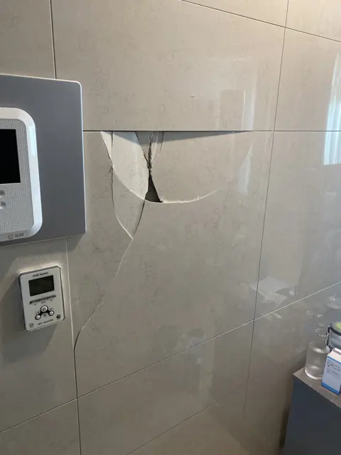 작업 전 · 부딪혀 깨진 타일 — 물건에 부딪혀 깨진 아트월 타일 교체