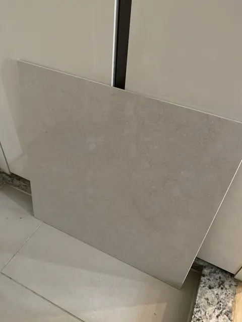 새 타일 — 물건에 부딪혀 깨진 아트월 타일 교체