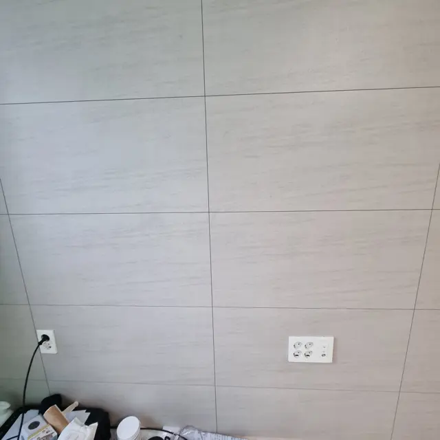 메운 뒤 — 아트월 타일 구멍 메우기·복원