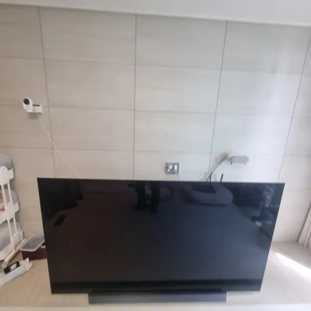 TV 제자리로 — 아트월 타일 구멍 복원