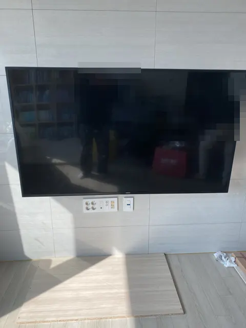 작업 전 · 벽걸이 TV — 벽걸이 TV 떼어낸 자리 타일 교체