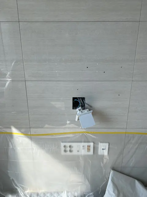 브래킷 뗀 자리 · 고정 구멍 — 벽걸이 TV 떼어낸 자리 타일 교체