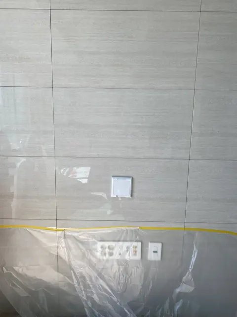 새 타일 붙이고 덮개 단 뒤 — 벽걸이 TV 떼어낸 자리 타일 교체
