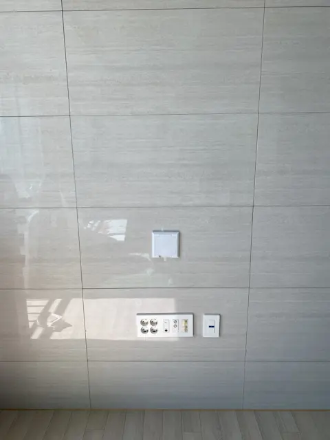 새 타일 붙이고 덮개 단 뒤 — 벽걸이 TV 떼어낸 자리 타일 교체