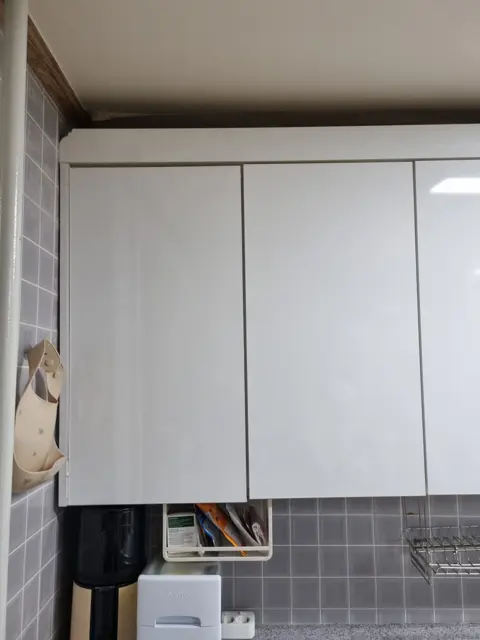 상부장 가까이 — 내려앉은 주방 상부장 다시 달기