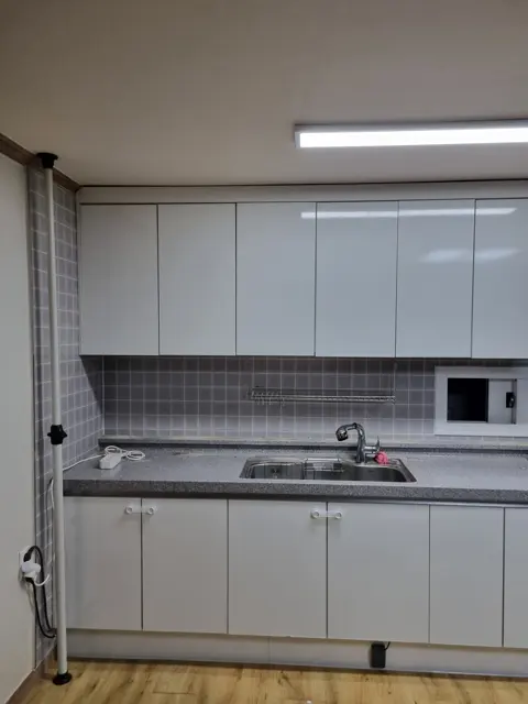 다시 단 뒤 — 내려앉은 주방 상부장 다시 달기