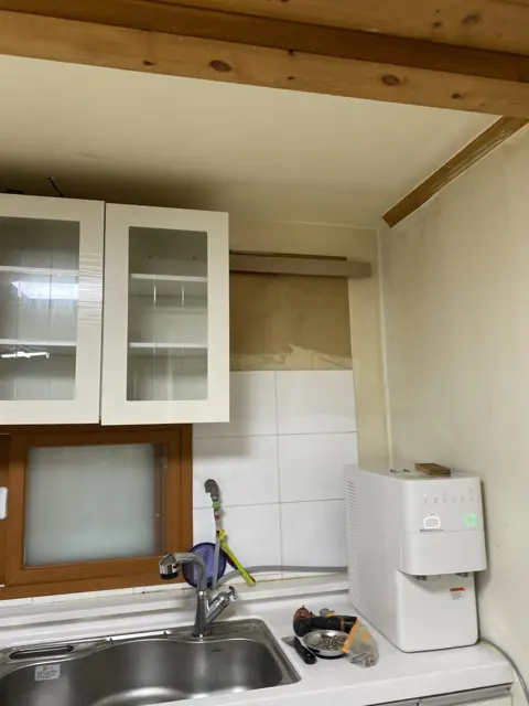 오른쪽 장 내리는 중 — 처진 주방 상부장 보수