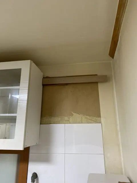 오른쪽 장 내리는 중 — 처진 주방 상부장 보수