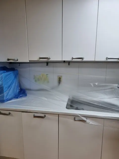 상판 비닐로 덮음 — 처진 주방 상부장 수리