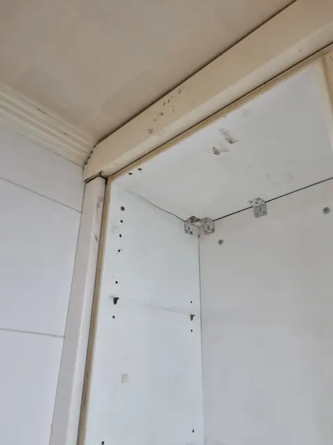 ㄱ자 철물 보강 — 처진 주방 상부장 수리